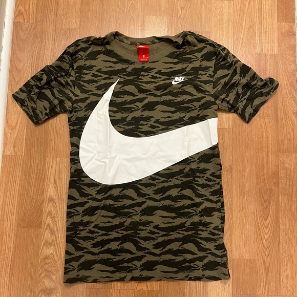 Men’s Nike Sportswear AOP Swoosh Shirt Camo AO0861-222 Size S – Pre-Owned - Picture 1 of 5